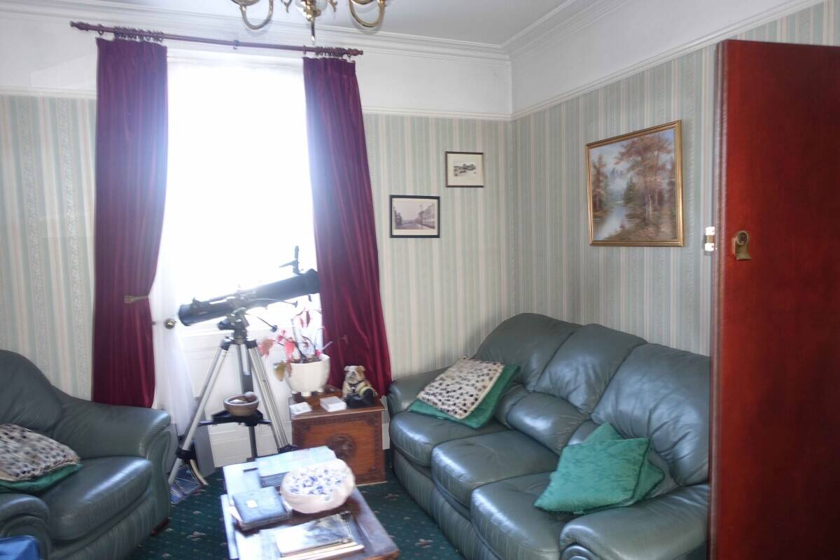 Stylish Seaside Guest House with Sub-Tropical Private Garden For Sale in Weymouth Photo 3