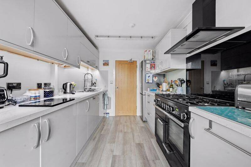 A Rare Freehold Guest House for sale in Weymouth with Car Park! Photo 3