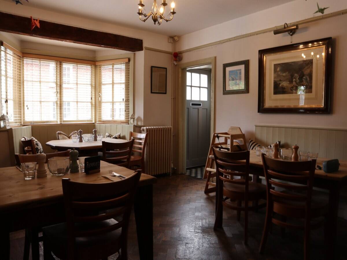 DORSET – WELL-APPOINTED AND CHARMING COUNTRY FREEHOUSE Photo 3
