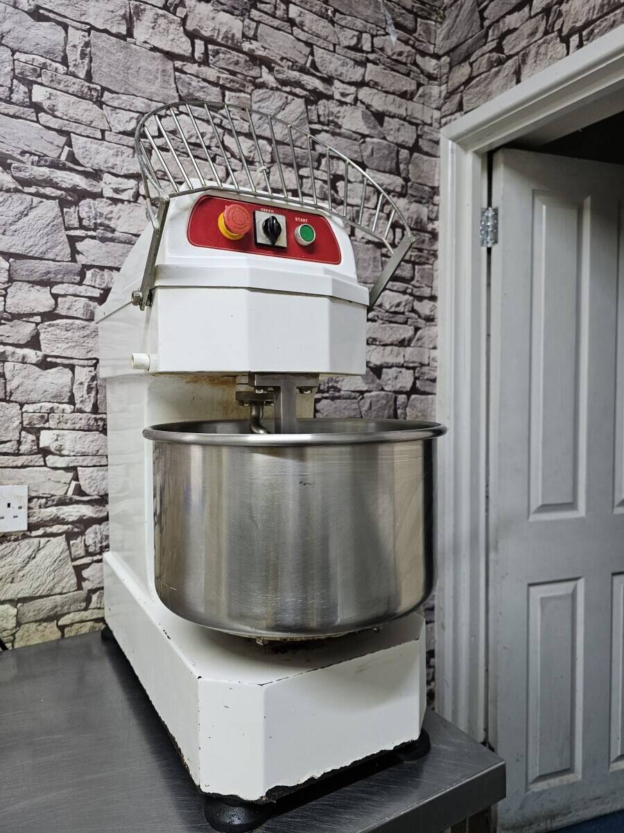 Pizza and Kebab takeway,  accommodation included , late night opening hours,  prime location Photo 3