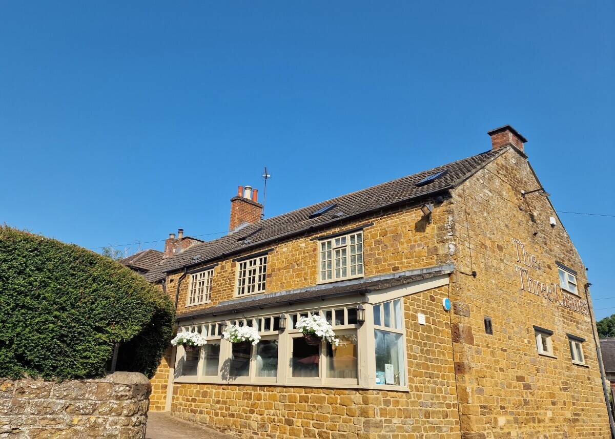 NORTHAMPTONSHIRE -  5 BEDROOM PUB & RESTAURANT IN SOUGHT AFTER VILLAGE Photo 3