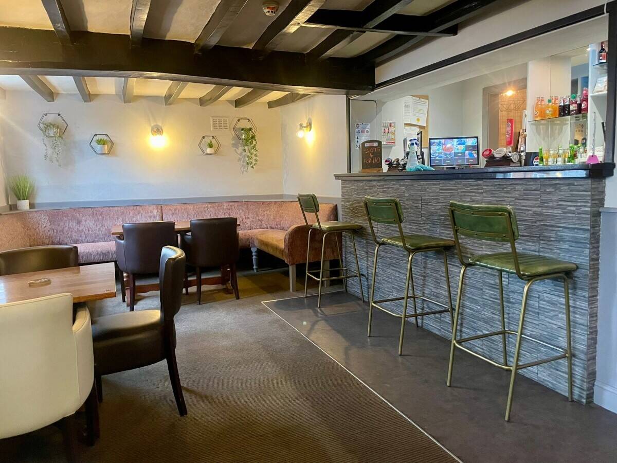 DERBYSHIRE - DETACHED PUB WITH CAR PARK AND SIZEABALE COURTYARD BAR/OUTBUILDING