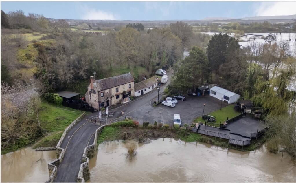 Charming Country Pub by Stopham Bridge – Where the River Meets Relaxation
