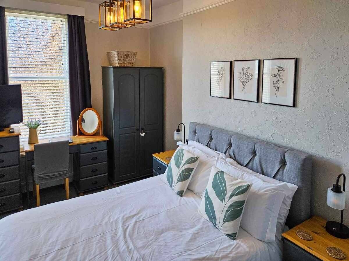 An 11-letting-bedroom former guest house Photo 3