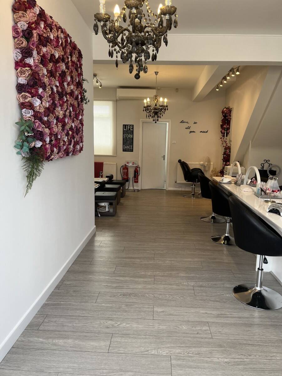 Established Beauty Business on the high street Photo 3
