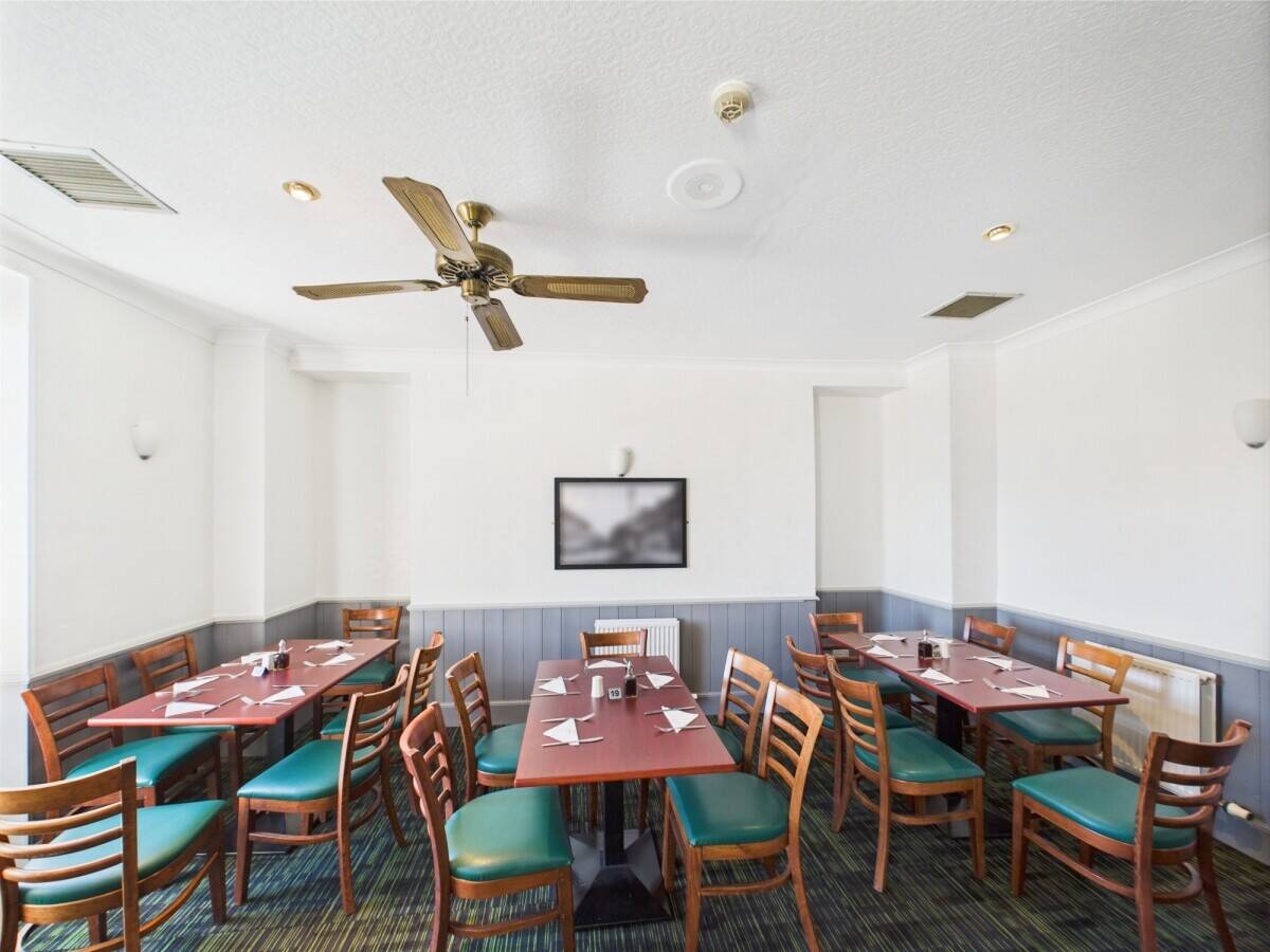 Well-established freehold restaurant & takeaway business set in prime city centre location. Photo 3
