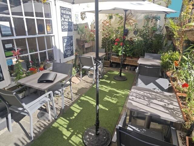 JUST REDUCED DAYTIME CAFÉ / RESTAURANT  PRICE: £29,999 plus SAV– LEASEHOLD – TOWN CENTRE – ESSEX