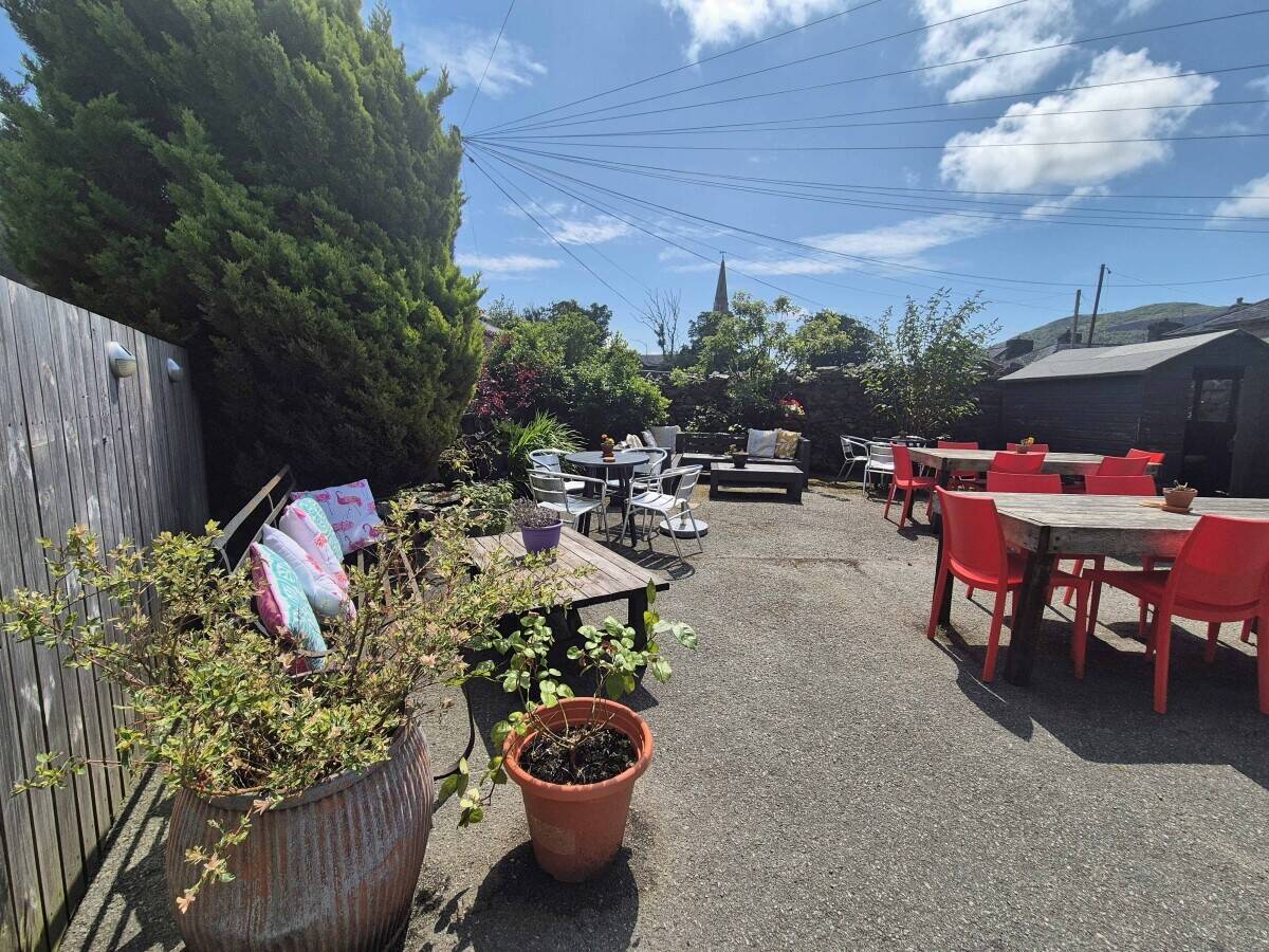 GWYNEDD - ESTABLISHED & CHARMING PUB/RESTAURANT LOCATED IN HISTORIC TOWN SQUARE