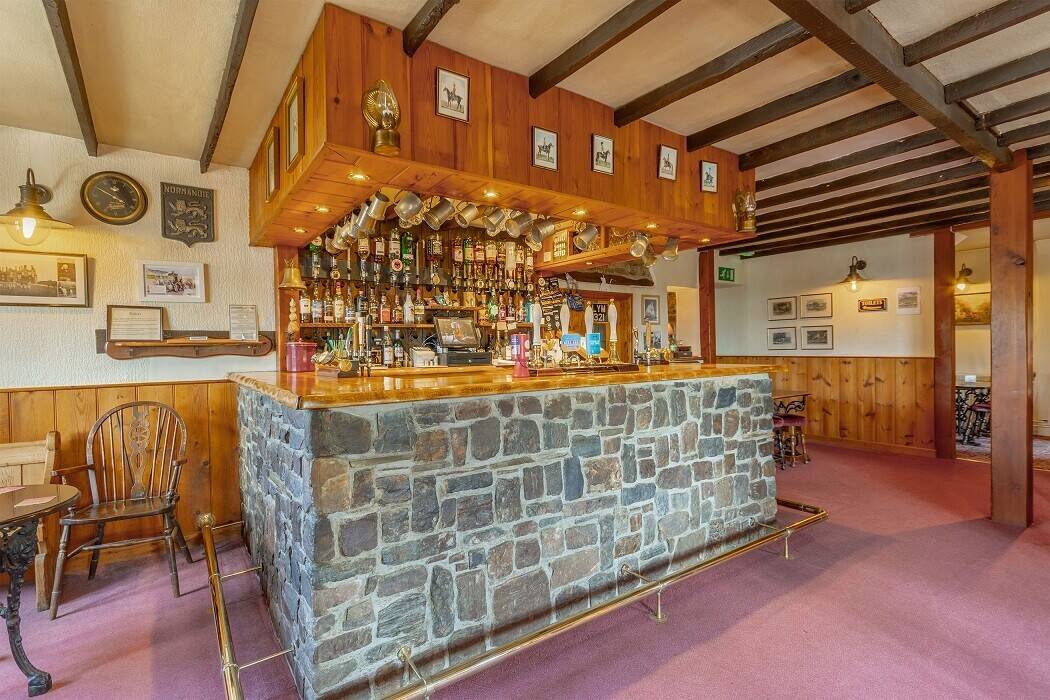 Detached Character Devon Country Pub Set In 0.5 Of An Acre With 4 Bedroom Accommodation Photo 3