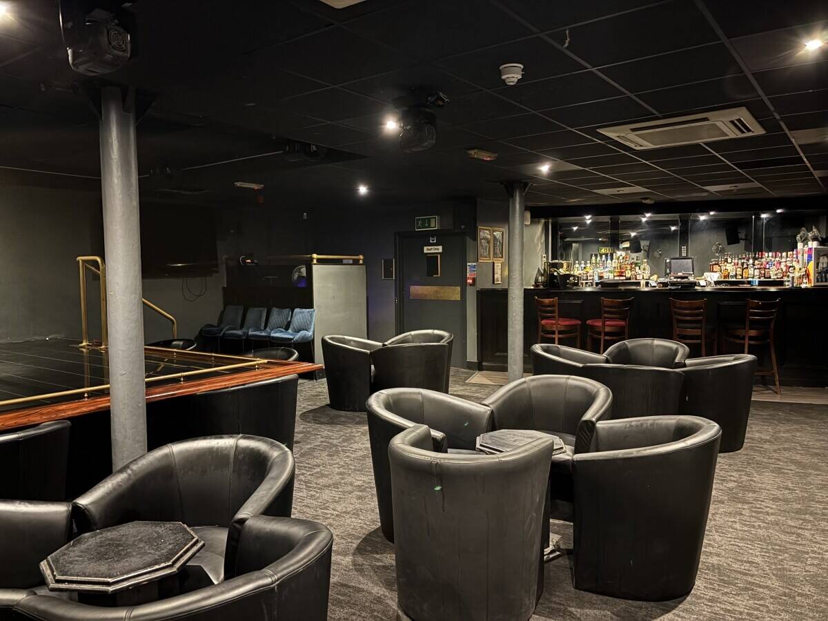 DORSET – ESTABLISHED TOWN CENTRE GENTLEMEN’S CLUB IN COASTAL RESORT WITH SEV AND LATE ALCOHOL LICENC
