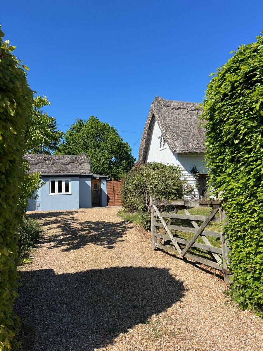 Gorgeous Thatched Cottage + Detached Airbnb-Ready Annexe | Essex Village Photo 4