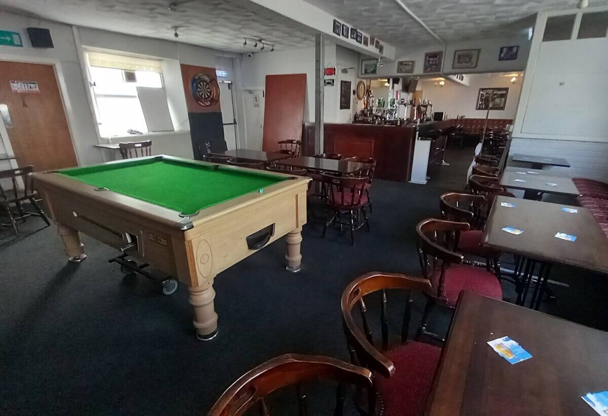 SOUTH WALES - EDGE OF TOWN CENTRE FREEHOUSE Photo 3