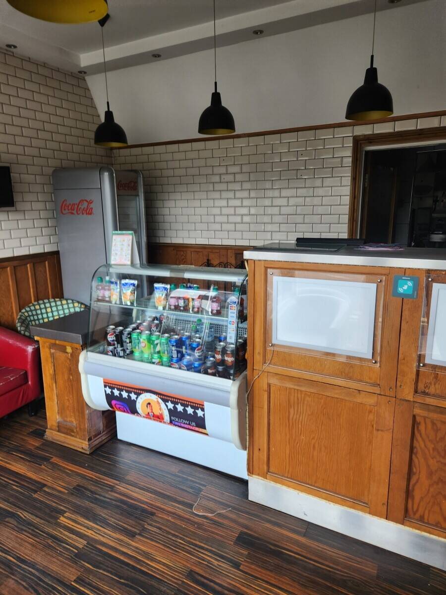 Dessert shop/cafe on busy road