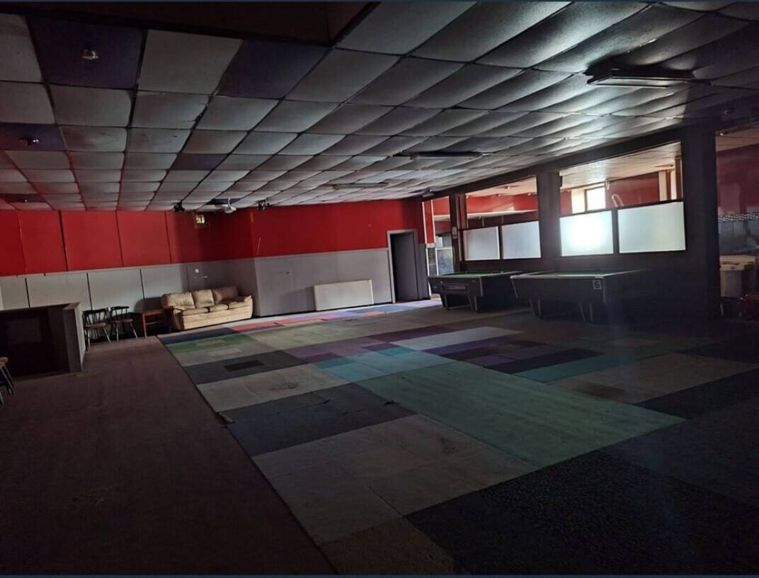 TAKEAWAY AND 2 LARGE HALLS FOR RENT