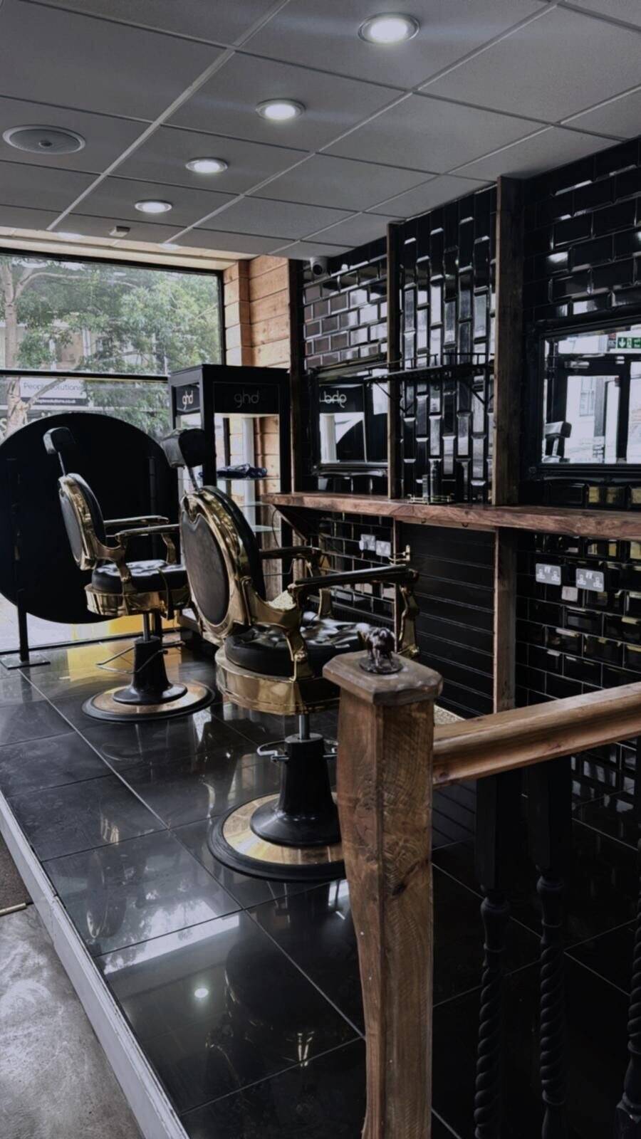 Turnkey Barbers shop for rent  Photo 3
