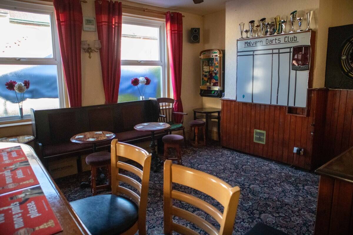 PRICED FOR QUICK SALE: KENT - PUBLIC HOUSE WITH PLANNING PERMISSION FOR RETAIL CONVERSION