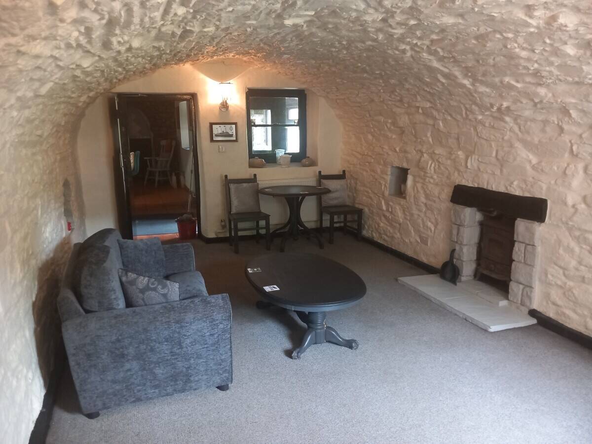 PEMBROKESHIRE – OUTSTANDING STONE BUILT GRADE II LISTED PROPERTY IN QUIET RURAL LOCATION NEXT TO MAJ Photo 3