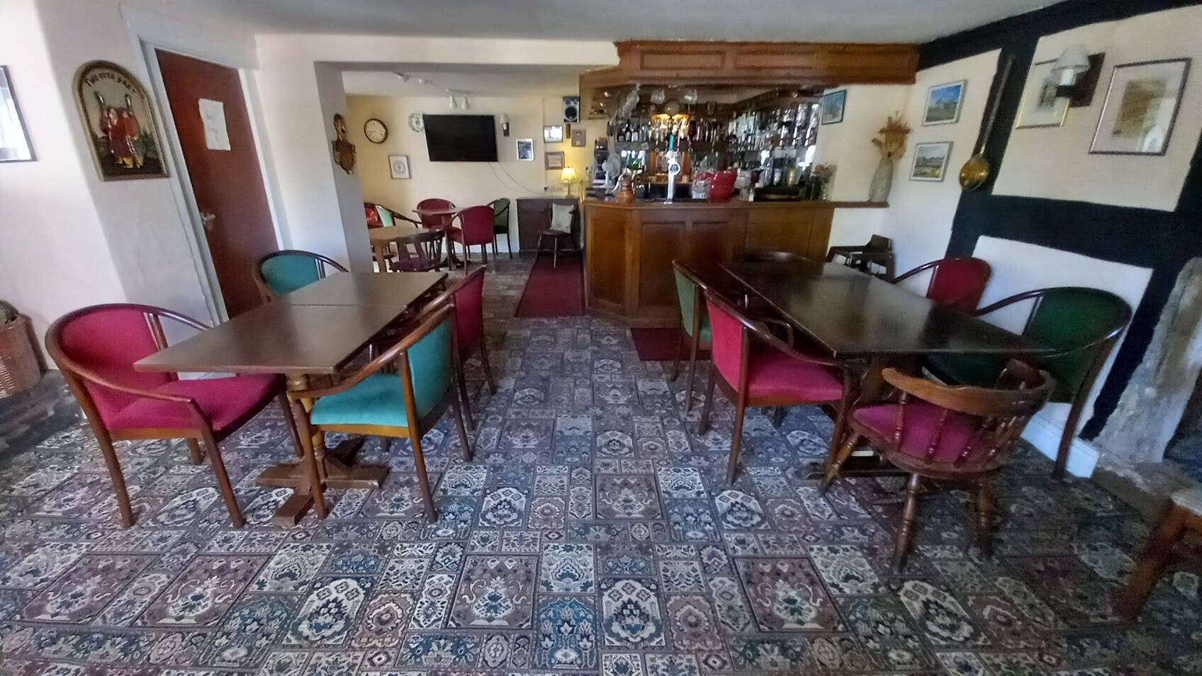 HEREFORDSHIRE – BLACK AND WHITE MAIN ROAD PUBLIC HOUSE SET IN 2.25 OF AN ACRE