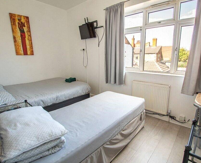 LINCOLNSHIRE - 6 BEDROOM GUESTHOUSE CLOSE TO TRAIN STATION Photo 3