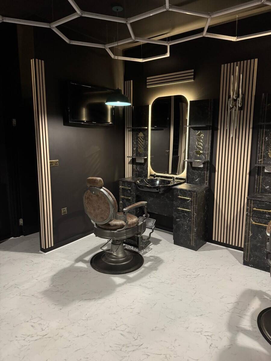 Brand New Furbished Barber Shop in Central  Photo 3