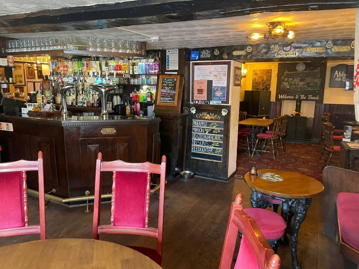 DERBYSHIRE - TRADITIONAL COMMUNITY PUBLIC HOUSE AND RESTAURANT