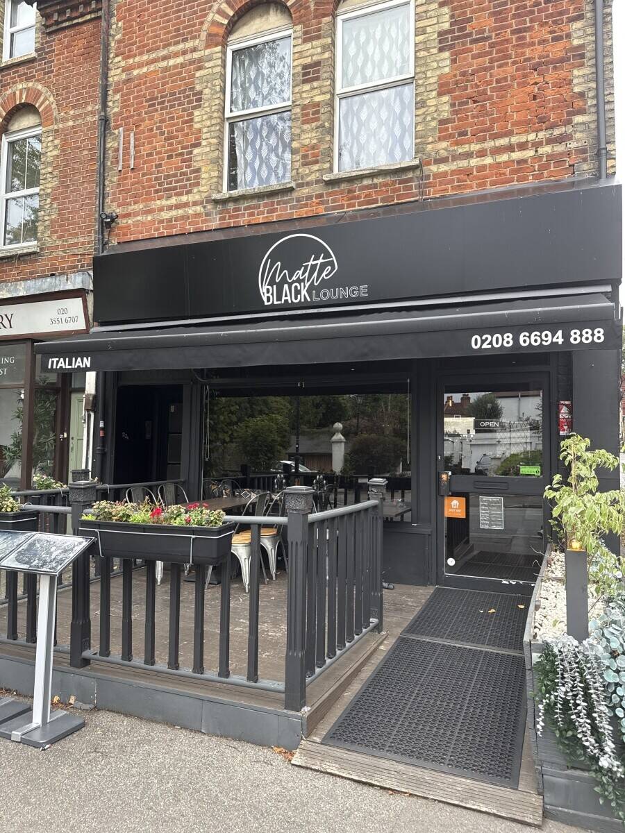 Cosy and fully-equipped Italian restaurant for sale in a prime London location Photo 3