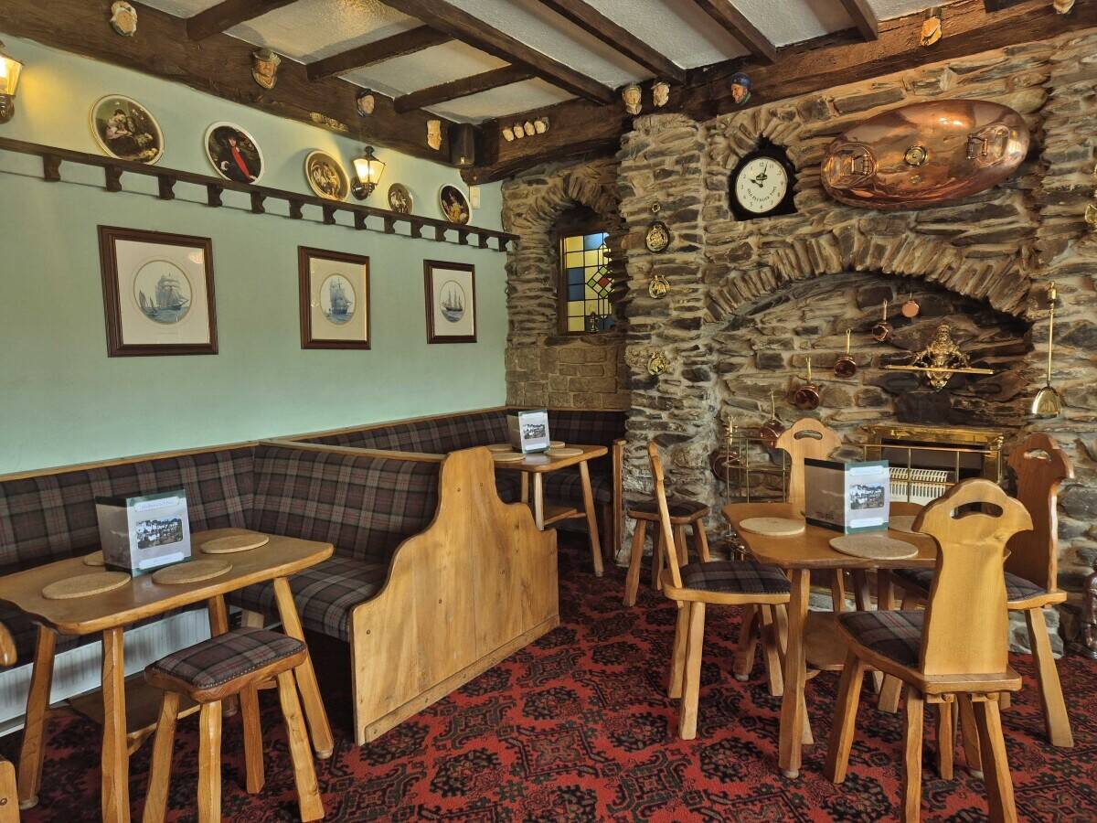 DENBIGHSHIRE - RENOWNED DESTINATION VENUE ON MOUNTAIN PASS