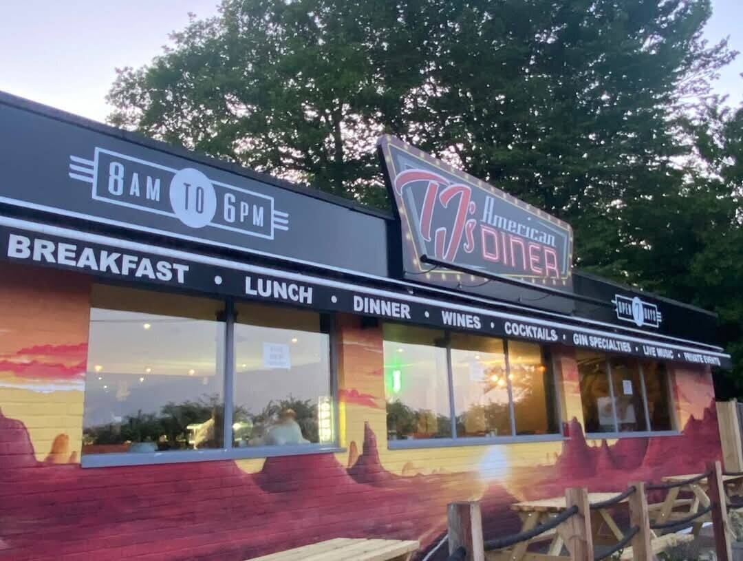 Modern American Diner on prime main road location