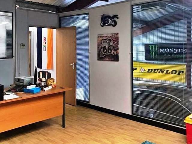 Car & Motorcycle Workshop Plus Motorbike Mot Bay for Sale Photo 3