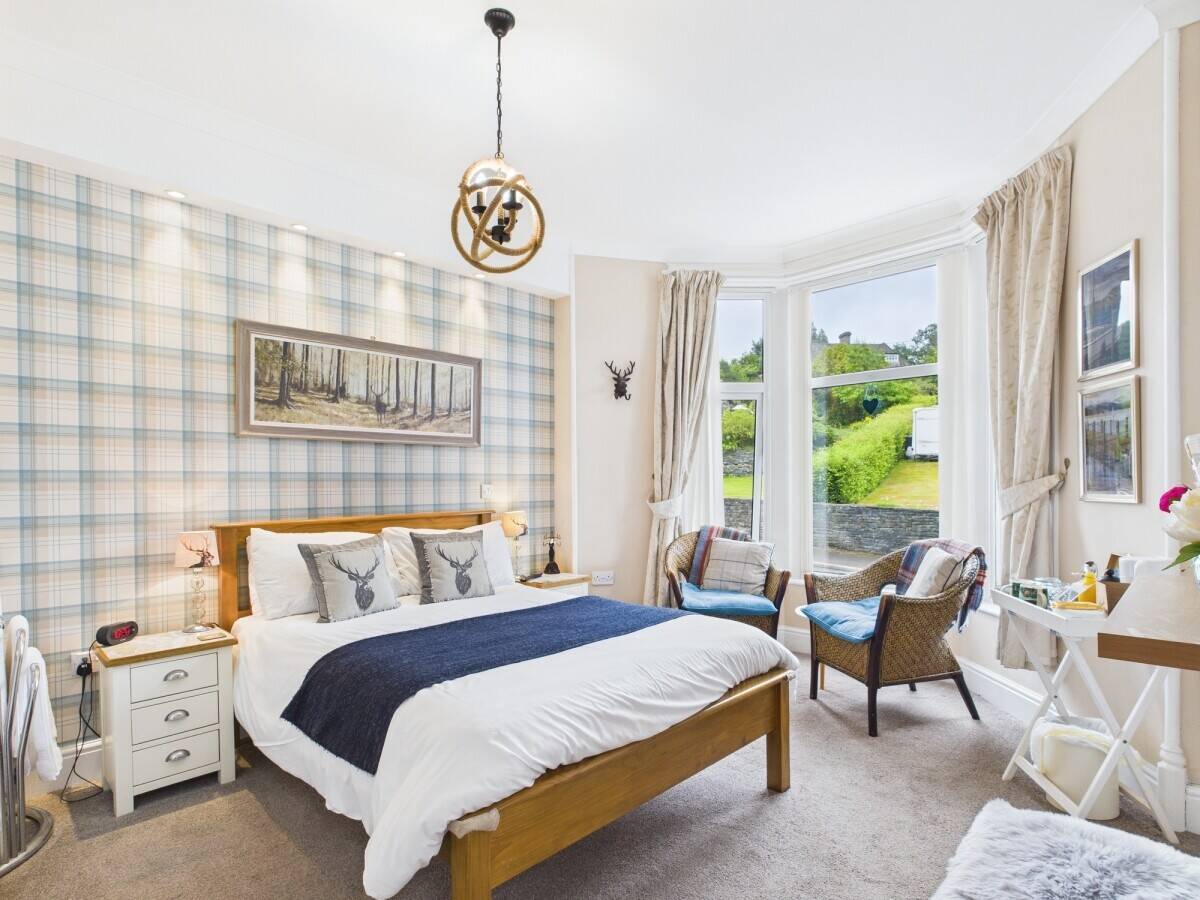 Superb  opportunity to acquire a 6 bed/6 bath & 1 bed annex guest house in Windermere Photo 3