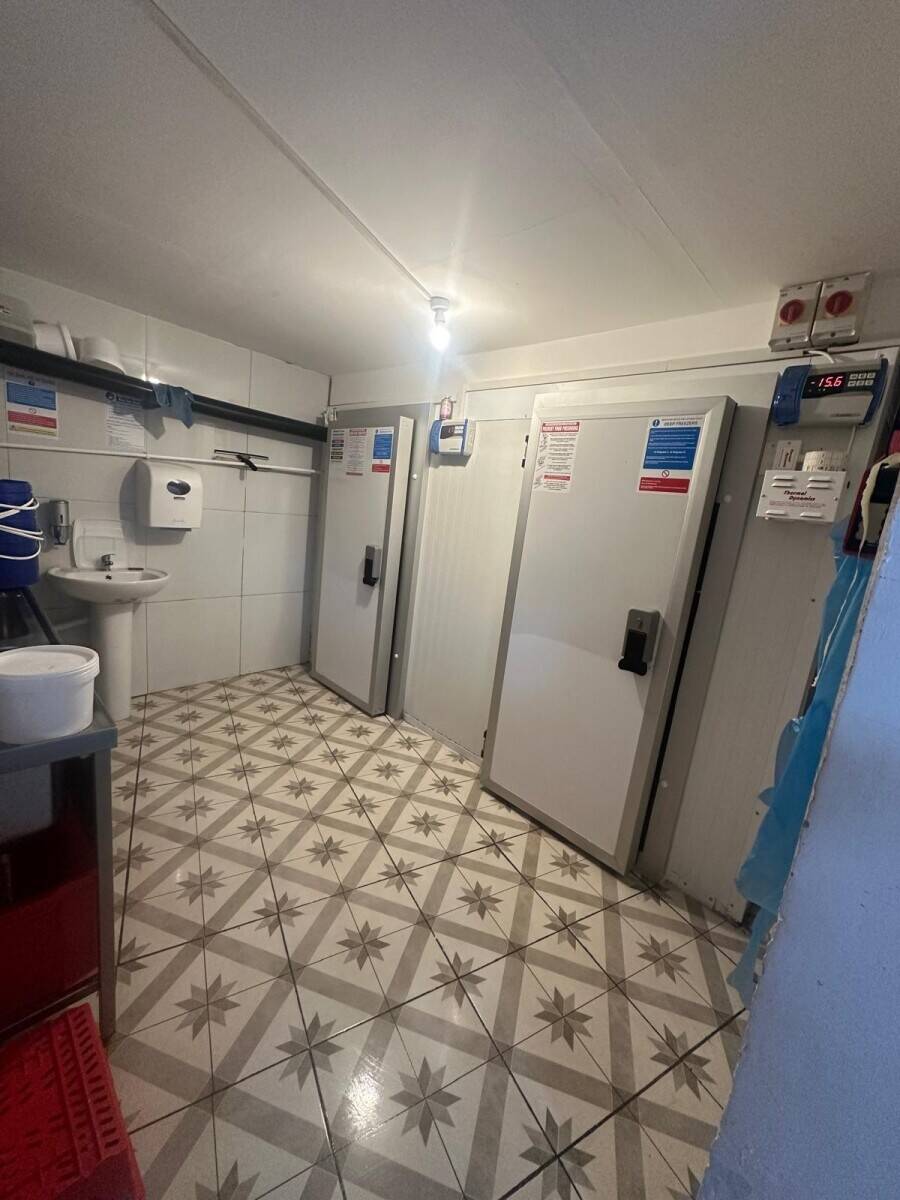 Chiken and Ribs Takeaway for Sale Prime Town Centre Location (South Wales) Photo 3