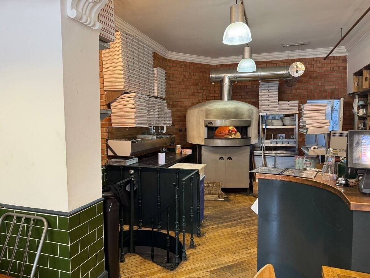 Wood Oven Pizza with Grill and stove in the spacious Kitchen