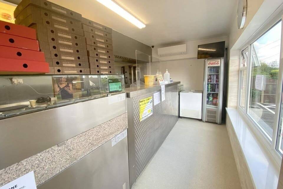 🏪Established Village Pizza & Kebab Takeaway – Low Rent £13k – 25 Years Trading – Optional 2-Bed Ft. Photo 3