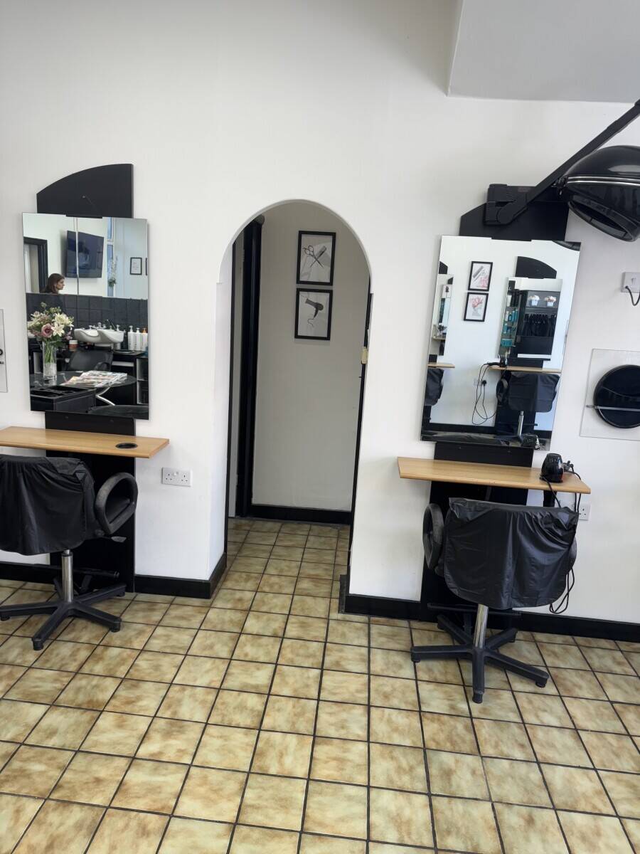 Hairdressing salon in Winchmore Hill w Potential for Alternative Use Photo 3