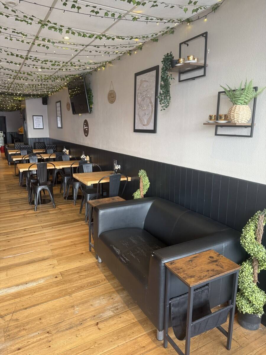 Cozy coffee lounge & bar in busy high street in Kent