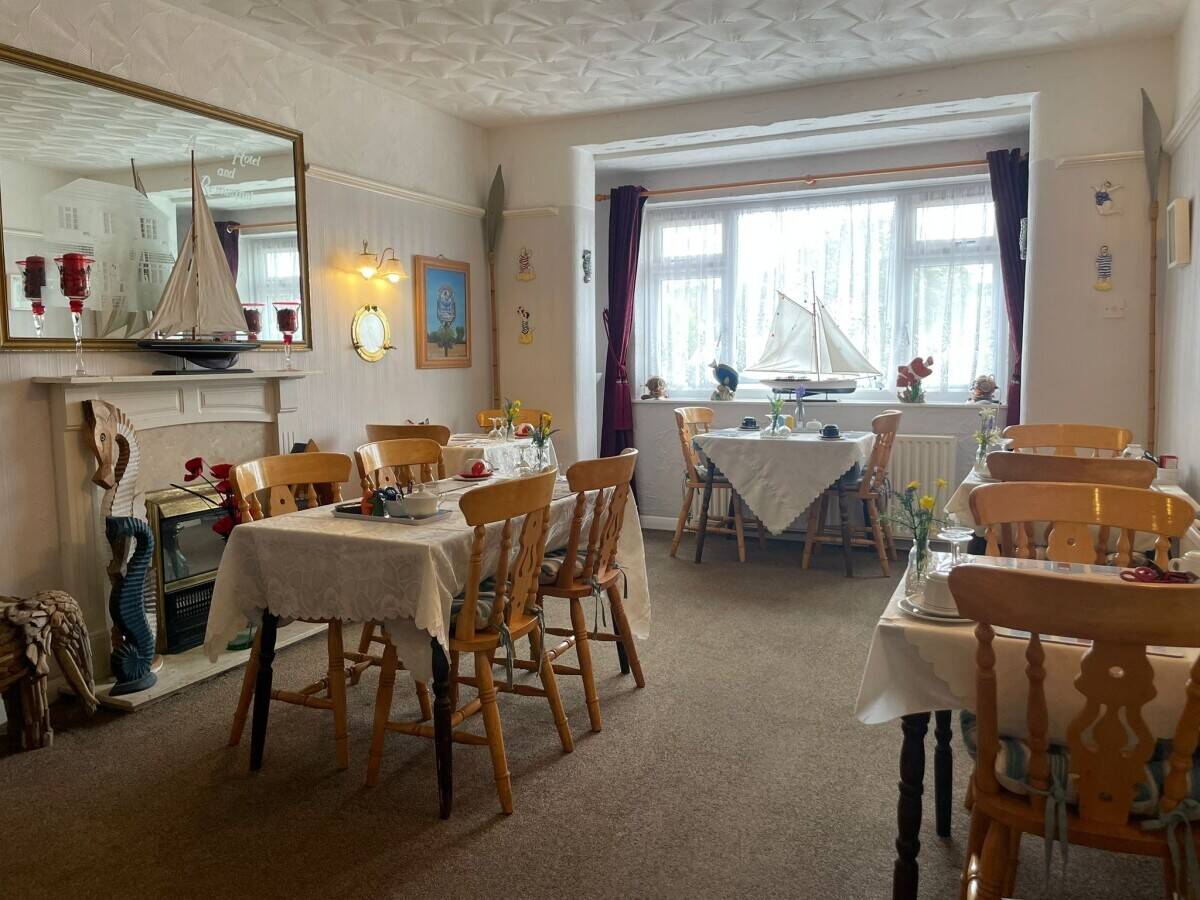 LINCOLNSHIRE COAST - 7 BEDROOM GUEST HOUSE CLOSE TO THE SEAFRONT Photo 3