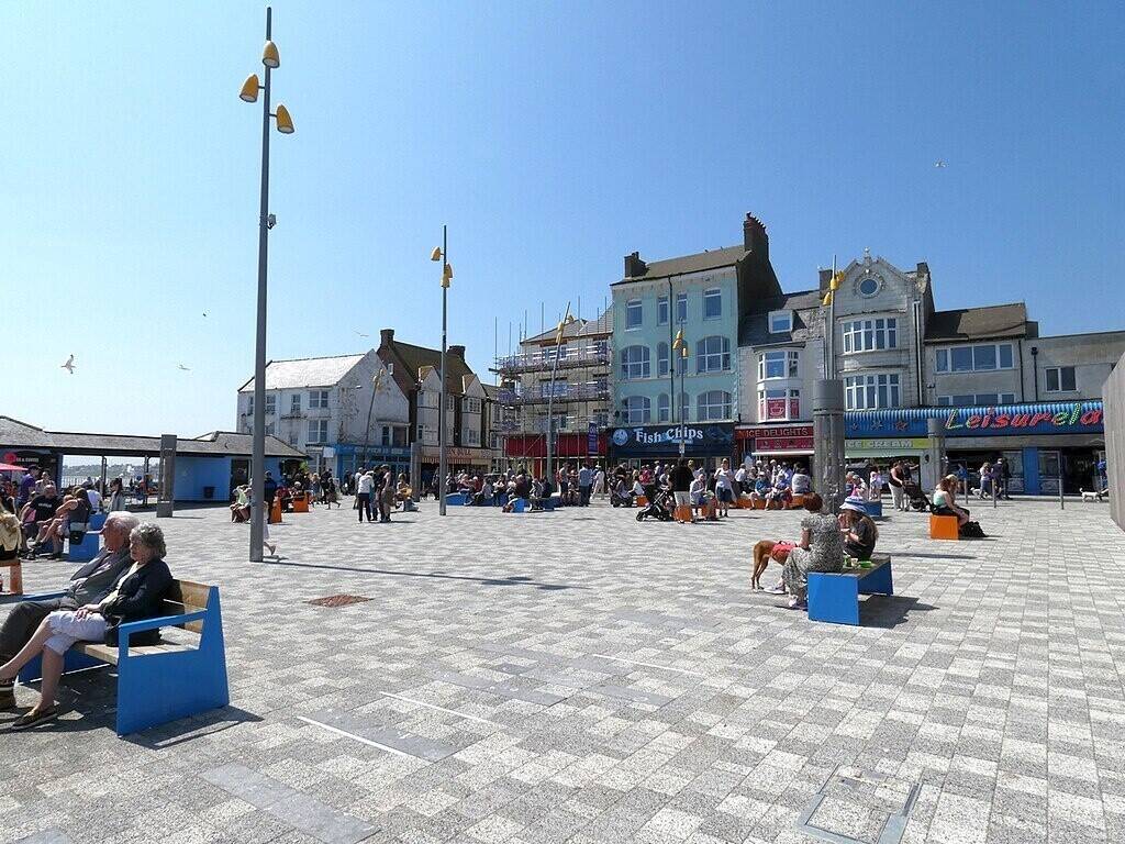 Ice Cream Kiosk for sale in Bridlington located on the harbour with busy footfall in the season Photo 3