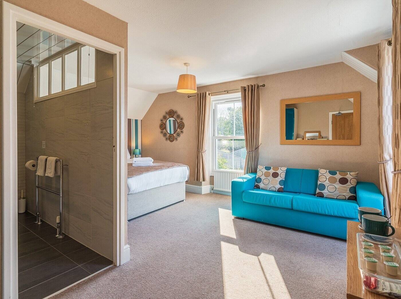 CARDIGANSHIIRE - COASTAL VILLAGE HOTEL WITH SEA VIEWS