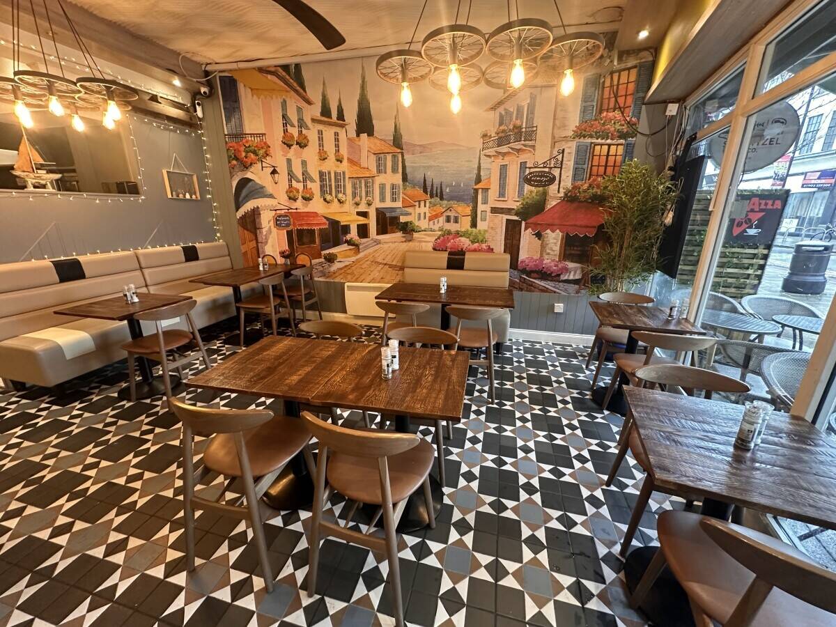 Highly Rated Cafe  Restaurant Prime Central Worthing Location Photo 3