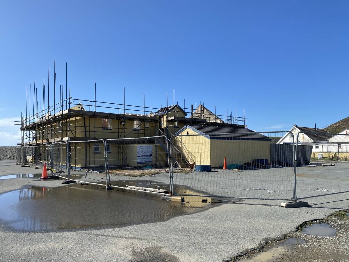 PEMBROKESHIRE - SUBSTANTIAL PUBLIC HOUSE WITH BEACH VIEWS WITH PLANNING PERMISSION Photo 3