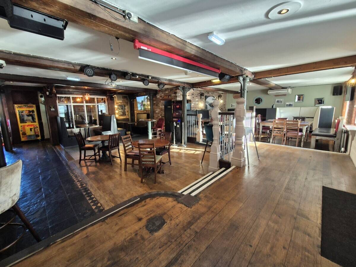 GREATER MANCHESTER - STUNNING CANAL SIDE PUBLIC HOUSE
