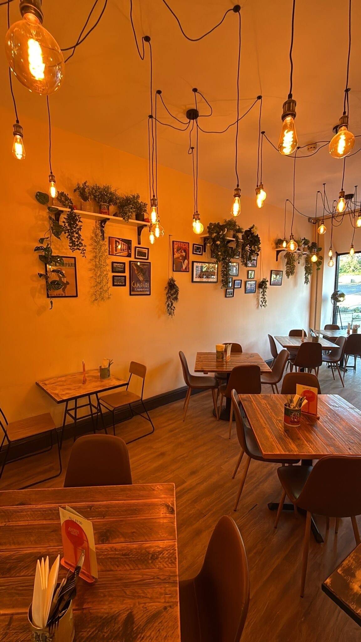Italian Pizza Restaurant in Great Location For Sale