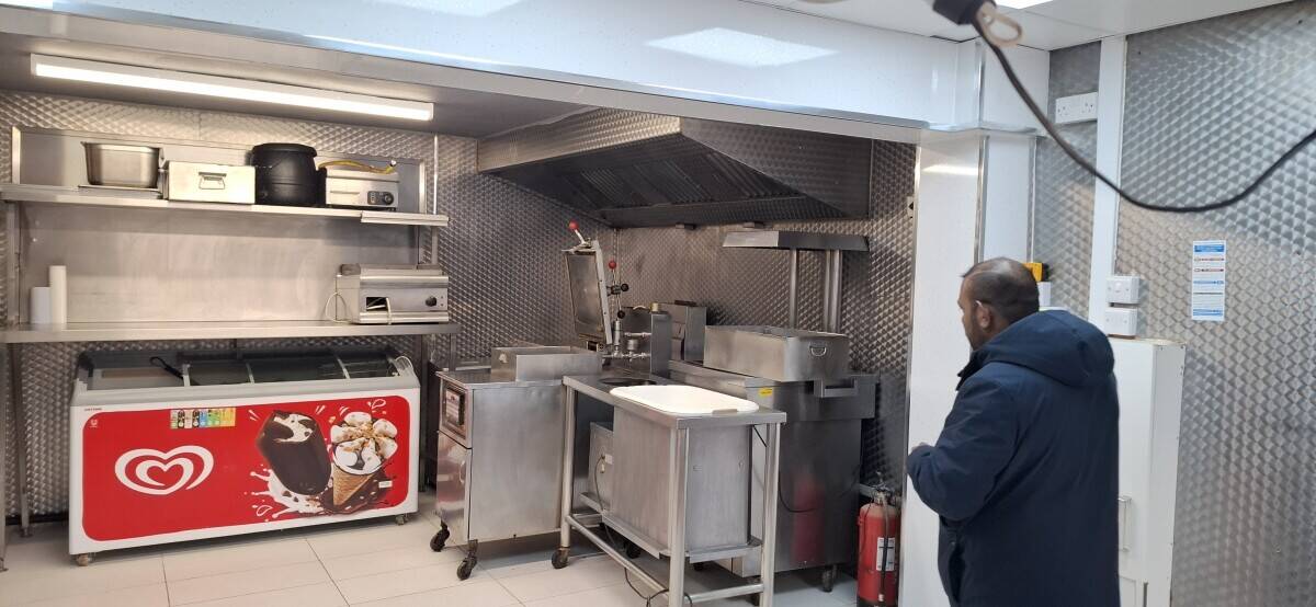 HOT FOOD TAKEAWAY IN BARNSLEY, SOUTH YORKSHIRE:  POTENTIAL GOLD MINE!!