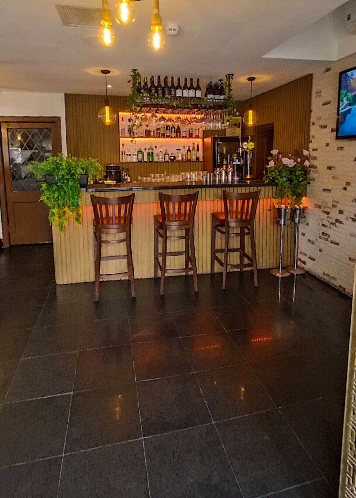 Indo-Chinese restaurant with Shisha lounge for sale Photo 3