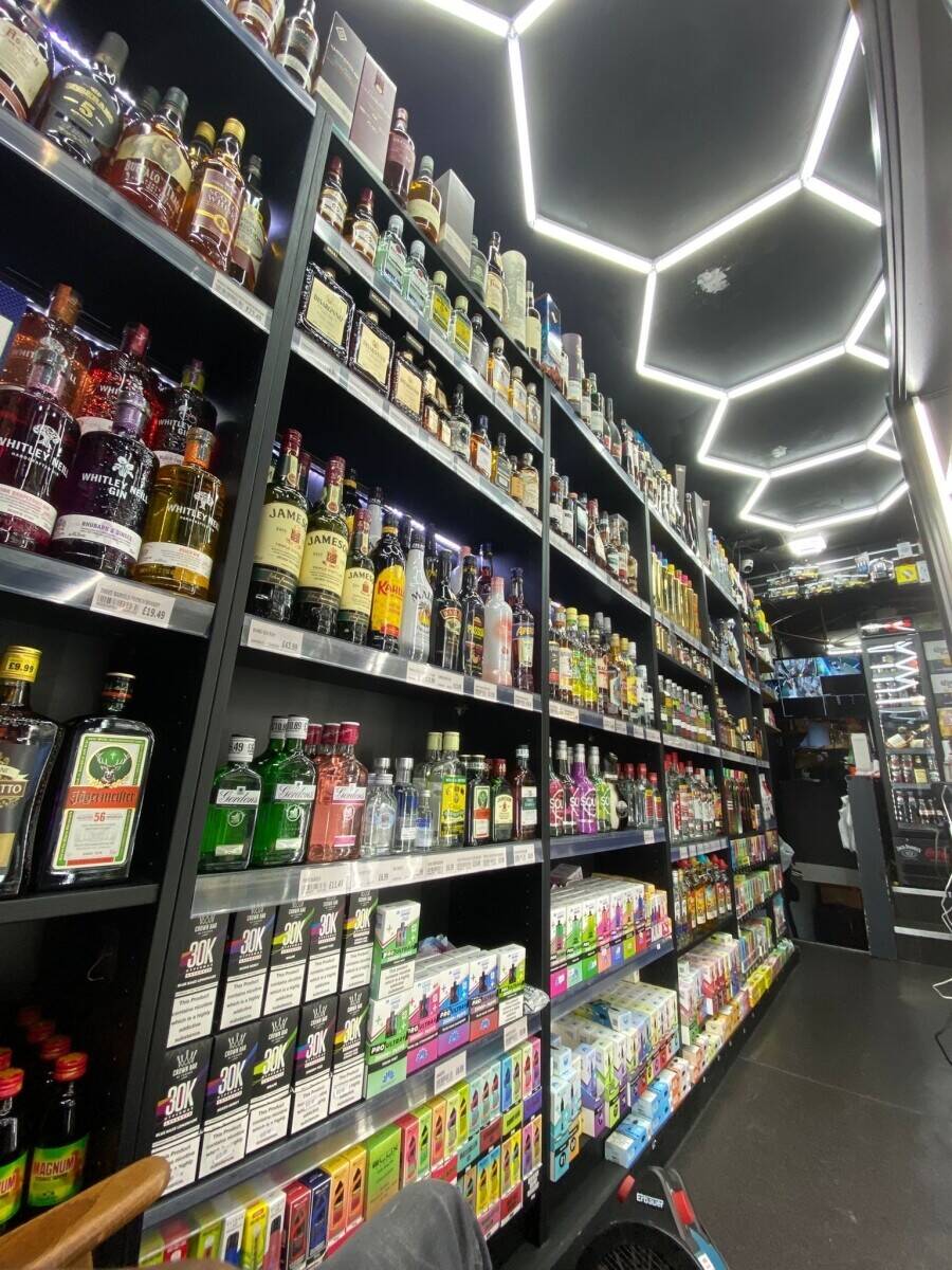 Off licence shop in Sheffield city centre Photo 3