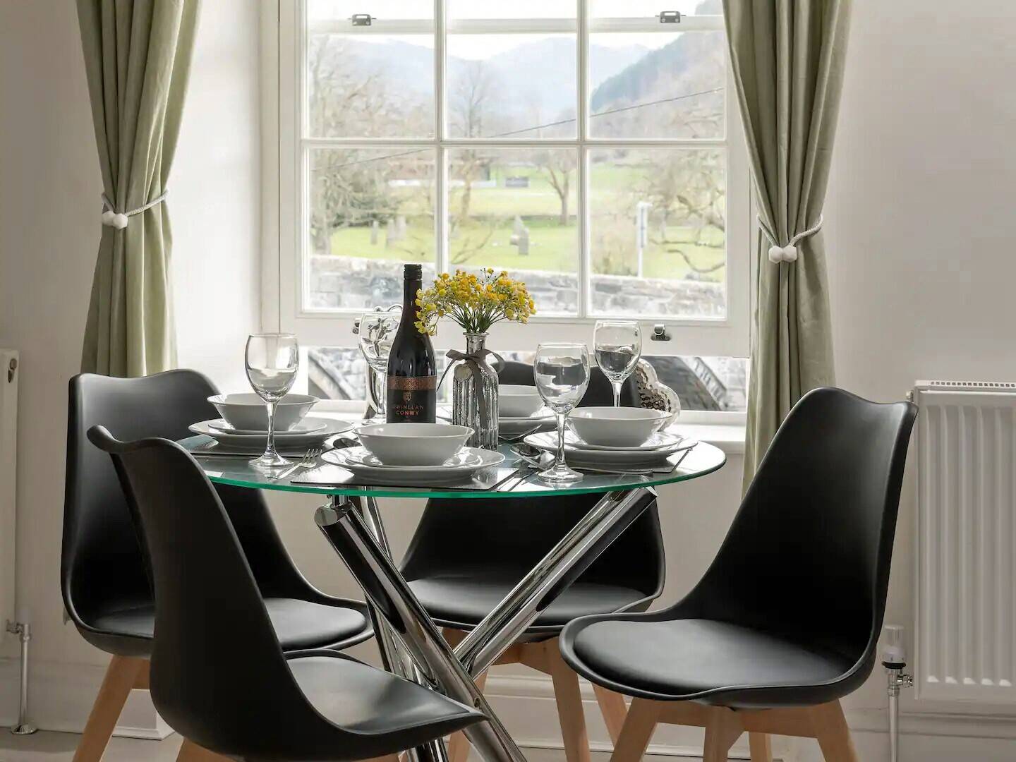 CONWY - FOUR BEAUTIFULLY APPOINTED HOLIDAY APARTMENTS ON THE EDGE OF SNOWDONIA NATIONAL PARK Photo 3