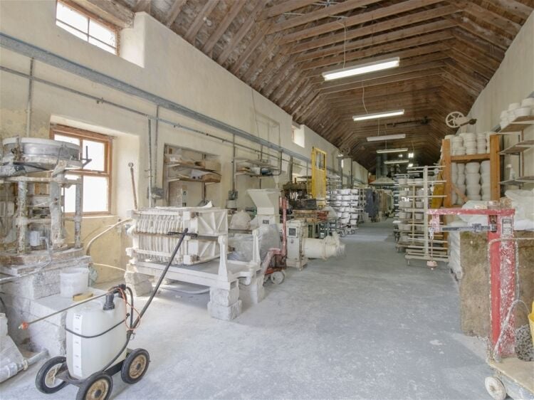 Vacant Retail Unit (Formerly The Tain Pottery)