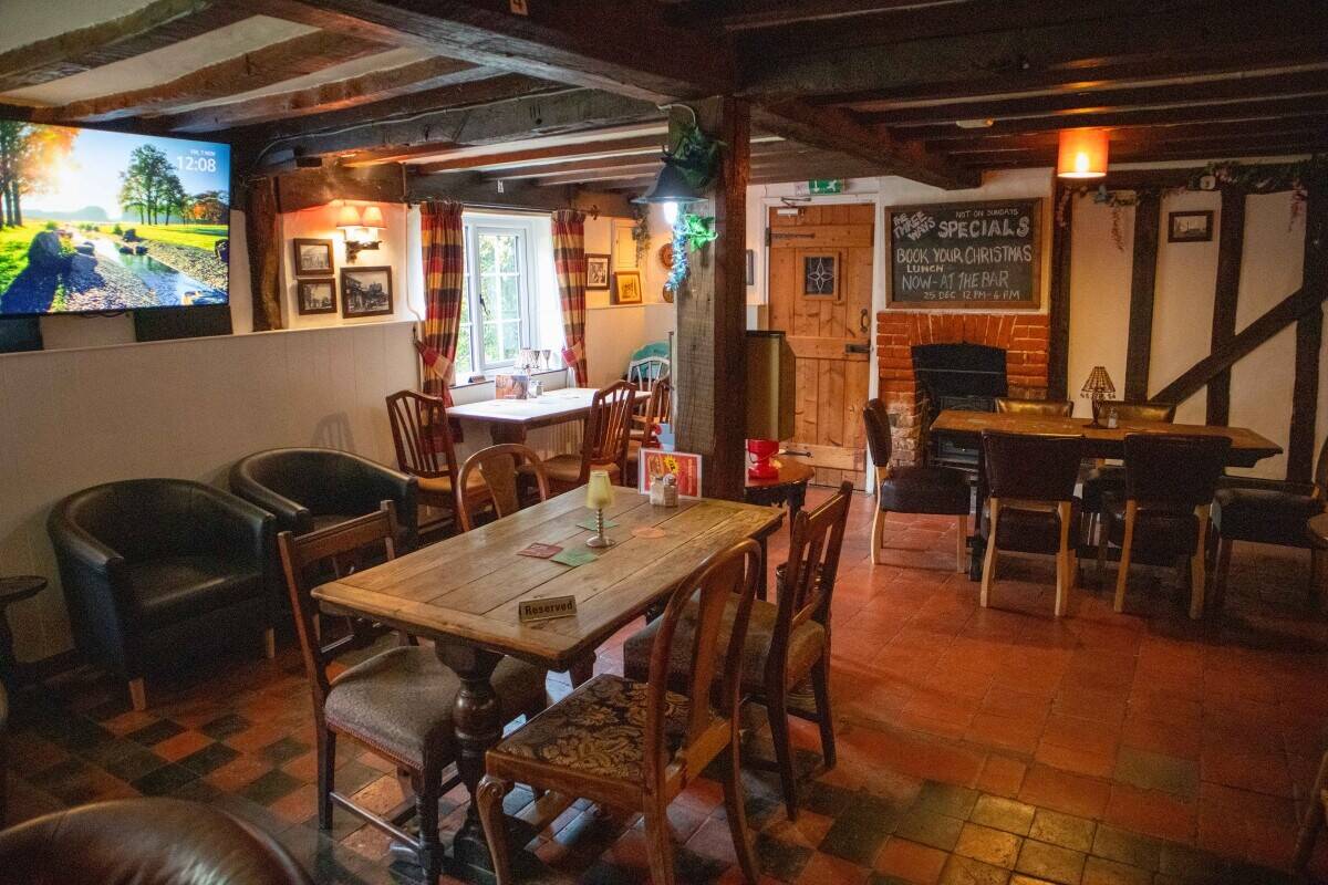 SUFFOLK - CHARMING COUNTRY RESTAURANT AND PUB