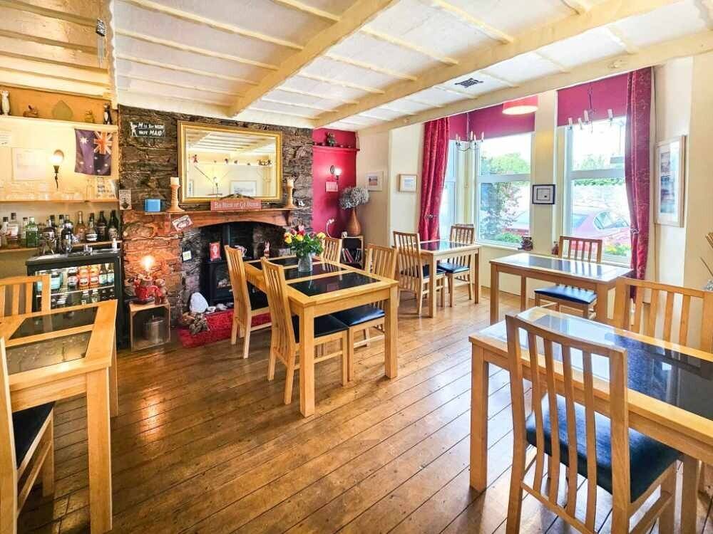 A Stunning Turn-Key Six-Bedroom Guest House Photo 3