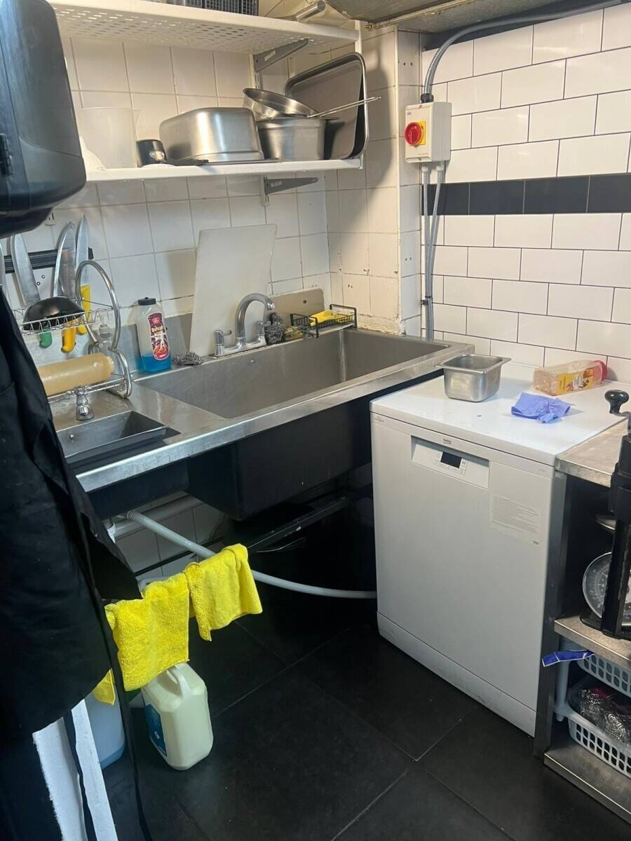 ATTRACTIVE RESTAURANT IS FOR SALE IN PRIME LOCATION IN UXBRIDGE WOTH HIGH POTENTIAL TO INCREASE SALE Photo 3